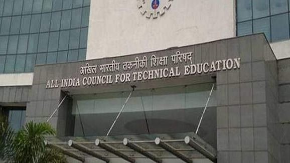 AICTE பெயரை பயன்படுத்தி இளைஞர்களுக்கு வலை.. ரூ.1.5 கோடி மோசடி - 8 பேரை கைது செய்த போலிஸ்!