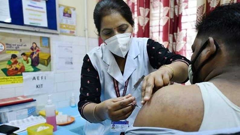 தடுப்பூசி போட்டவரை கைது செய்த கர்நாடக போலிஸ்; என்ன காரணம் தெரியுமா? - பெலகாவியில் நடந்த ருசிகரம்!