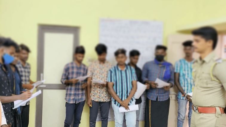 “100 திருக்குறள் எழுத வேண்டும்” : இளைஞர்களுக்கு நூதன தண்டனை வழங்கிய போலிஸ் : காரணம் என்ன?