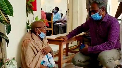 “சொத்துக்காக தாயை பட்டினி போட்ட கொடூர மகன்” : மூதாட்டியின் குறையை கேட்டு அதிரடி உத்தரவிட்ட ஆட்சியர்!