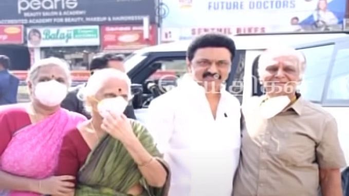 கை அசைத்த முதிய தம்பதி; காரை விட்டு இறங்கி வாஞ்சையுடன் போட்டோ எடுத்துக்கொண்ட முதலமைச்சர் மு.க.ஸ்டாலின்!