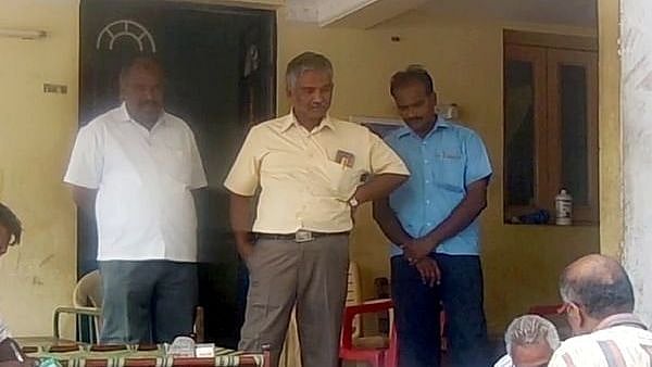 “இளைஞரின் உயிரோடு விளையாடிய போலி மருத்துவர்.. மருத்துவமனைக்கு சீல் வைத்து போலிஸ் அதிரடி” : நடந்தது என்ன ?
