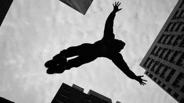 மாடியிலிருந்து குதித்து தற்கொலைக்கு முயன்ற 8 மாத கர்ப்பிணி IIT மாணவி.. சிகிச்சை பலனின்றி உயிரிழப்பு!