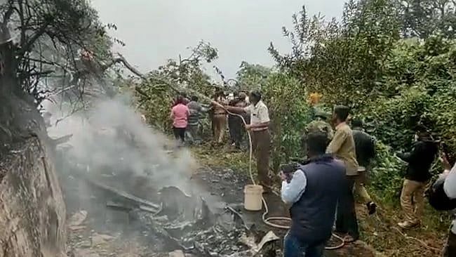 குன்னூர் கோர விபத்து; தீக்காயங்களுடன் போராடி மீட்புப்பணியில் ஈடுபட்ட தமிழக போலிஸ்; யார் அந்த நால்வர்?