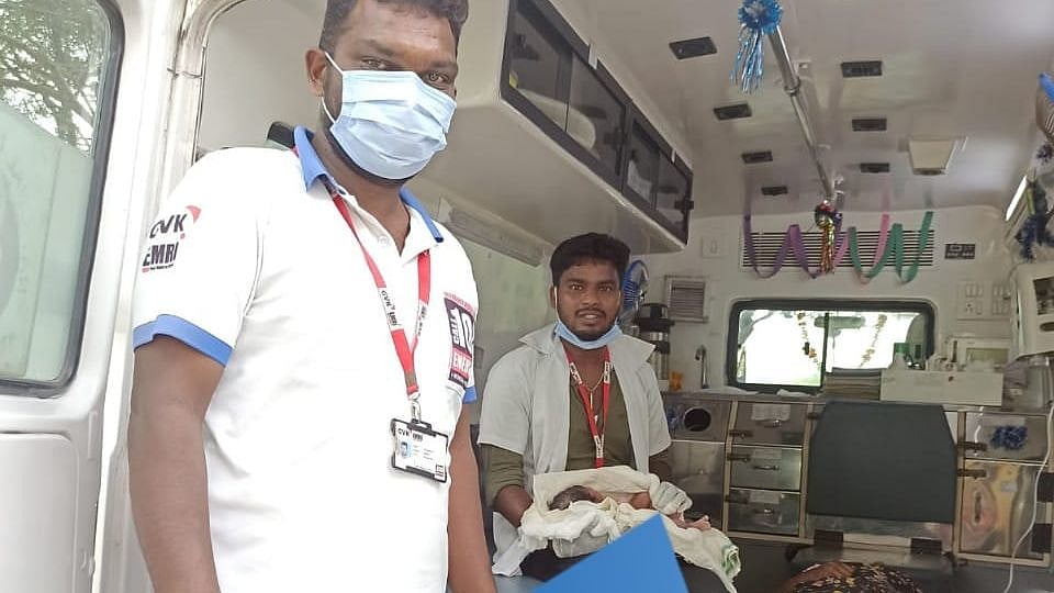ஆண் தேவதைகள்.. கர்ப்பிணிப் பெண்ணுக்குப் பிரசவம் பார்த்த 108 ஆம்புலன்ஸ் ஊழியர்கள்: குவியும் பாராட்டு!