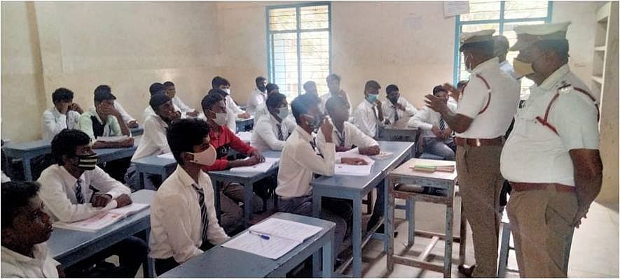 பேருந்து படிக்கட்டில் பயணிக்கும் மாணவர்கள்.. தொடர் விழிப்புணர்வில் டிராஃபிக் போலிஸார்.. குவியும் பாராட்டு