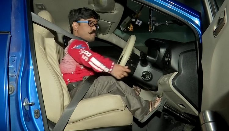 3 அடி உயரமுடையவர் ஓட்டுநர் உரிமம் பெற்றது எப்படி? ஐதராபாத்தைச் சேர்ந்தவரின் நெகிழ்ச்சி கதை!