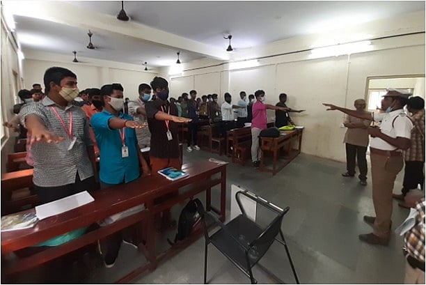 பேருந்து படிக்கட்டில் பயணிக்கும் மாணவர்கள்.. தொடர் விழிப்புணர்வில் டிராஃபிக் போலிஸார்.. குவியும் பாராட்டு