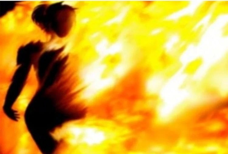 மனைவியின் செல்லப்பெயரை நாய்க்கு வைத்ததால் ஆத்திரம்; பெண் மீது மண்ணெண்ணெய் ஊற்றி தீவைத்த கொடூரம்!