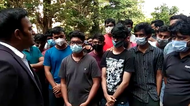 கல்விக் கடனால் தூக்கில் தொங்கிய மகன்; அங்க வர வசதியில்லை என கண்ணீர் விட்ட பெற்றோர் - மங்களூரில் பரிதாபம்!