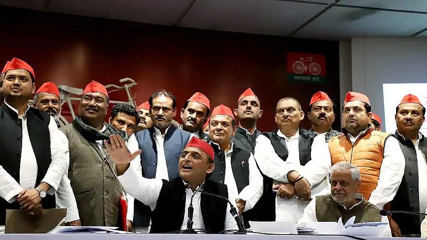 அகிலேஷ் கட்சியில் சேர்ந்த BJP MLAக்கள்.. சிக்கலில் யோகி: சூடுபிடிக்கும் உ.பி. தேர்தல்!