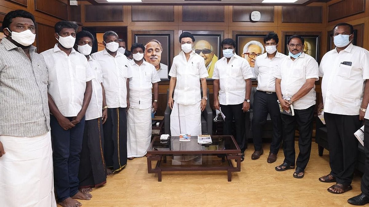 தி.மு.க-வில் இணைந்த அ.தி.மு.க  முன்னாள் எம்.பி.. கூட்டம்கூட்டமாக கழகத்தில் இணையும் மாற்றுக்கட்சியினர்!