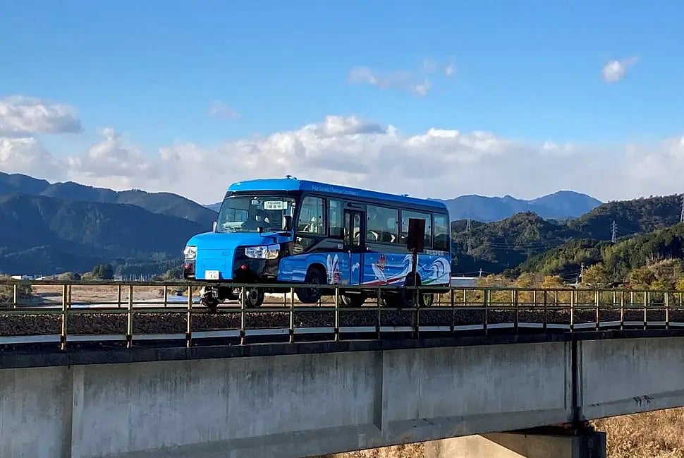 தண்டவாளம் & தார்சாலையில் செல்லும் ‘மினி ரயில் பஸ்’ : ஜப்பான் விஞ்ஞானிகள் அசத்தல் கண்டுபிடிப்பு! (PHOTOS)
