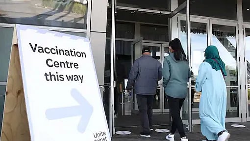 ஒரே நாளில் 10 டோஸ் தடுப்பூசி செலுத்திக்கொண்ட நபர்... அதிர்ச்சியடைந்த சுகாதார அமைச்சகம்!