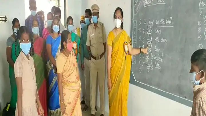 “ஆய்வின் போது மாணவர்களுக்கு ஆங்கில பாடம் எடுத்த ஆட்சியர்” : அரசு பள்ளியில் நடந்த நெகிழ்ச்சி சம்பவம்! 