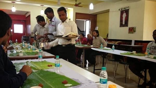 ”திருமணம் ரத்தான போதும் விருந்தினர்களை உபசரித்து அனுப்பிய பெற்றோர்” - வேலூரில் நடந்த ருசிகர நிகழ்வு!