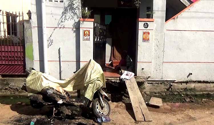 ’சேர்ந்து வாழ வராததால் ஆத்திரம்’ : மனைவியின் ஸ்கூட்டரை எரித்த கணவன் - சென்னையில் பகீர் சம்பவம்!