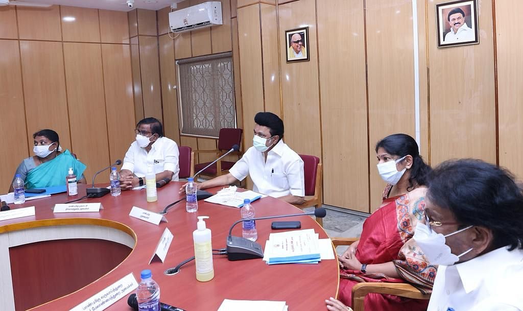 “உங்க ஆட்சி சூப்பரா இருக்கு” - முதலமைச்சரைக் கண்டு மகிழ்ந்த கல்லூரி மாணவிகள்! #Album