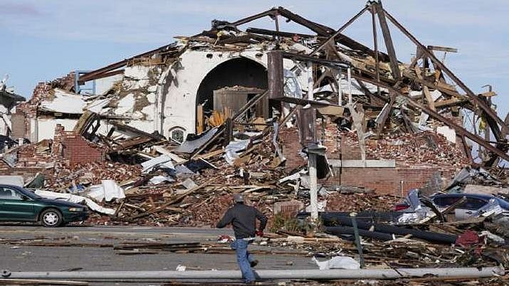 அமெரிக்காவை ஒரேநாளில் நிர்மூலமாக்கிய சூறாவளி.. 100 பேர் பலி - தொடரும் மீட்பு பணிகள்!