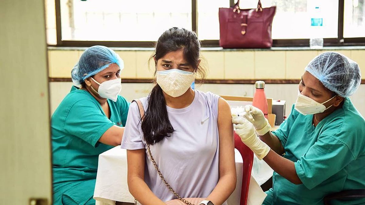 வருகிறது இன்னொரு டோஸ்... பூஸ்டர் தடுப்பூசி செலுத்த ஒன்றிய அரசுக்கு விஞ்ஞானிகள் பரிந்துரை!