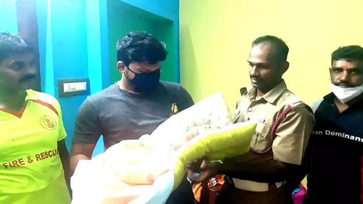 “பெற்றோர் அலட்சியத்தால் பூட்டிய வீட்டில் மாட்டிக் கொண்ட கைக் குழந்தை” : பத்திரமாக மீட்ட தீயணைப்புத்துறை!