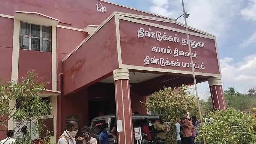 கத்தியால் குத்தி பெற்ற தாயை தீ வைத்துக் கொளுத்திய மகன்.. விசாரணையில் திடுக்கிடும் தகவல்!