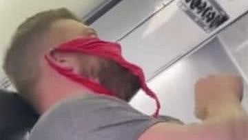 உள்ளாடையை மாஸ்காக மாற்றி மாஸ் காட்டிய அமெரிக்கர்; விமானத்திலிருந்து இறக்கப்பட்டதால் பரபரப்பு !