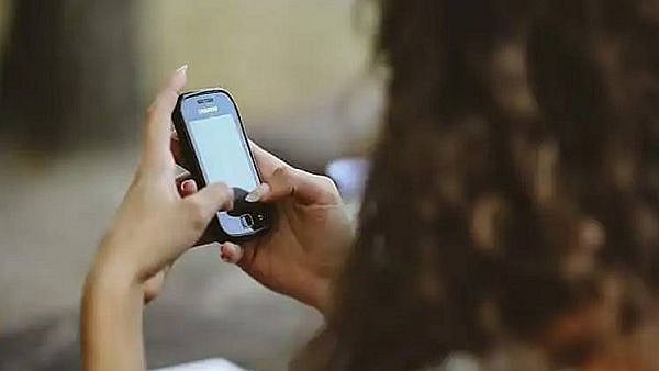 செல்போன் பயன்படுத்தியதால் கண்டித்த பெற்றோர்.. விபரீத முடிவெடுத்த 12ஆம் வகுப்பு மாணவி!