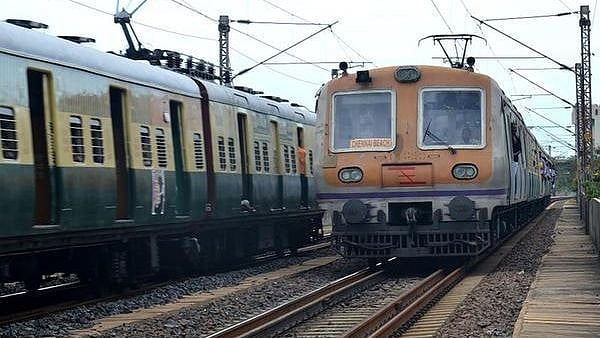 “ரயில் முன்பு பாய்ந்து தற்கொலை செய்து கொண்ட காதல் ஜோடி” : பயணிகள் கண் முன்னே நடந்த ‘பகீர்’ சம்பவம் !