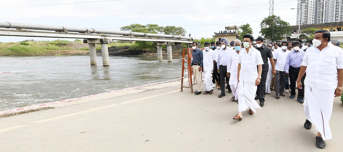 கனமழை பெய்தாலும் மக்களைக் காக்க வெள்ள தடுப்புச் சுவர்... சீரமைப்புப் பணிகளை ஆய்வு செய்த முதல்வர்!