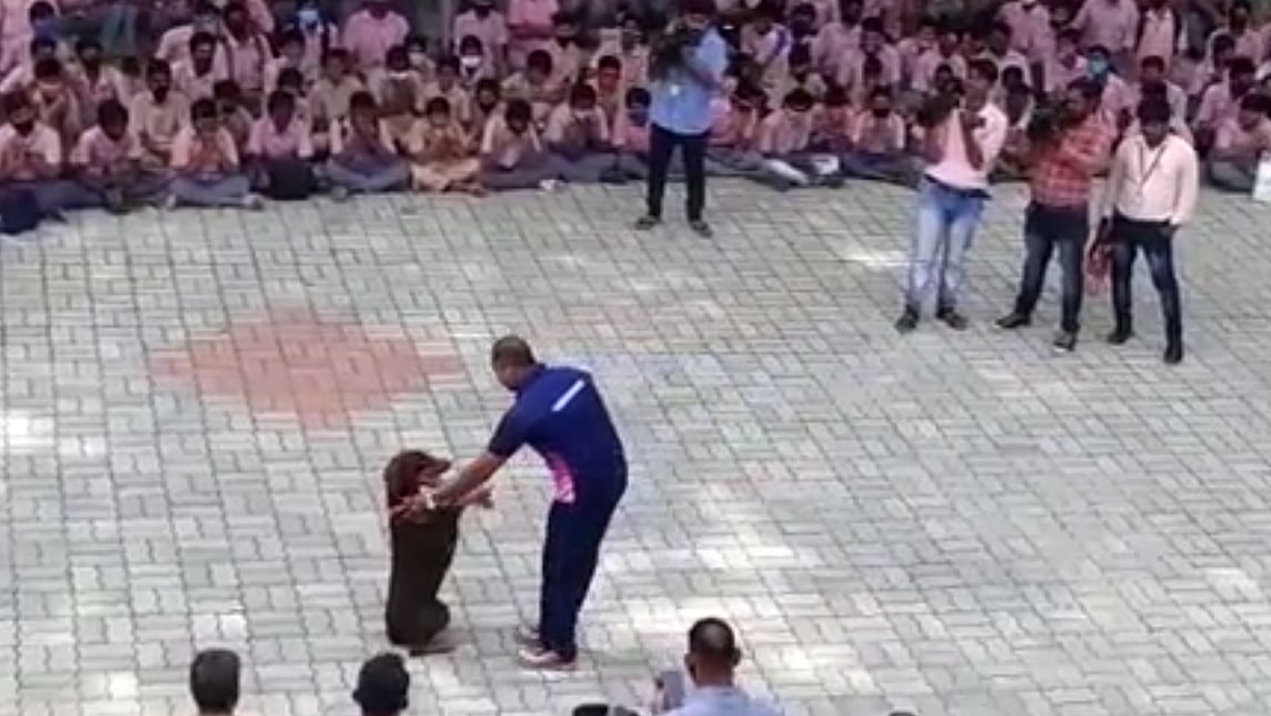 சாகசம் செய்து அசத்திய தோனி, பாண்டி... தமிழக போலிஸாரின் துப்பறியும் நாய்களைப் பார்த்து மகிழ்ந்த மாணவர்கள்!