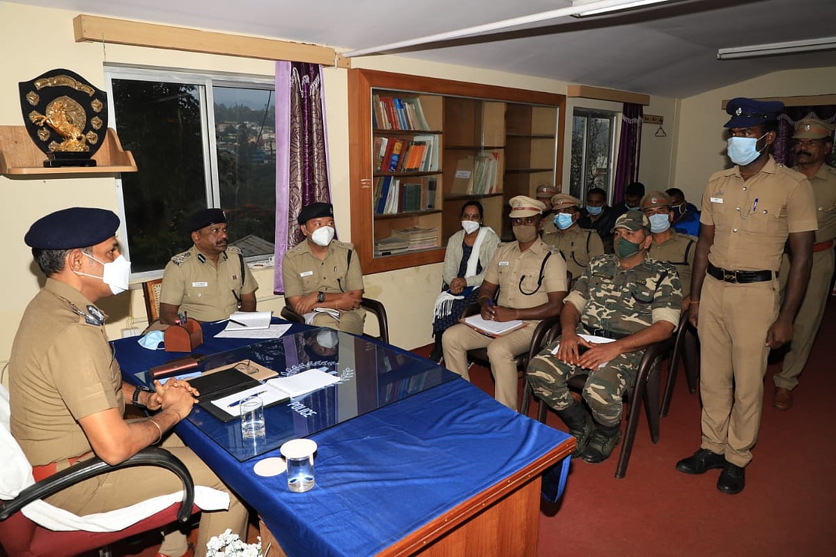 குன்னூர் கோர விபத்து; தீக்காயங்களுடன் போராடி மீட்புப்பணியில் ஈடுபட்ட தமிழக போலிஸ்; யார் அந்த நால்வர்?