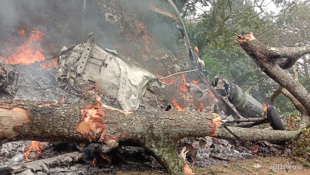 கொளுந்துவிட்டு எரியும் ராணுவ ஹெலிகாப்டர்; தீவிரமடையும் மீட்புப்பணி - குன்னூர் கள நிலவர புகைப்படங்கள் இதோ!