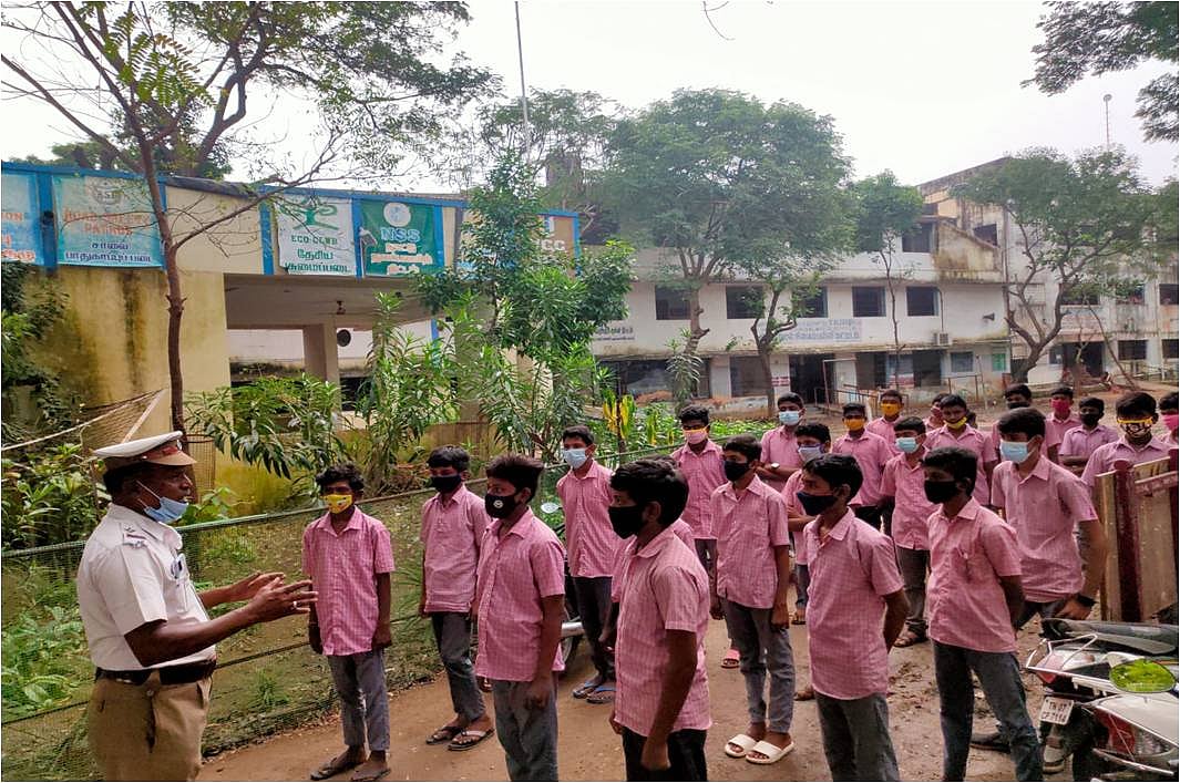 பேருந்து படிக்கட்டில் பயணிக்கும் மாணவர்கள்.. தொடர் விழிப்புணர்வில் டிராஃபிக் போலிஸார்.. குவியும் பாராட்டு