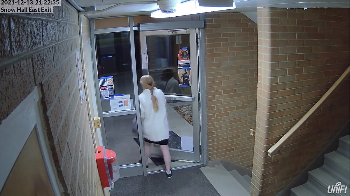 வீட்டின் பாதாள அறையில் நிர்வாணமாக அடைத்து வைக்கப்பட்ட கல்லூரி மாணவி.. அமெரிக்காவில் நடந்தது என்ன?