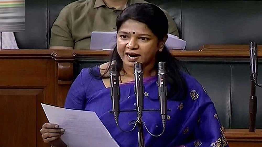 "அரசுப் பணிக்கான தேர்வு.. அனைத்து மொழிகளிலும் நடத்த வேண்டும்": மக்களவையில் கனிமொழி MP வலியுறுத்தல்!