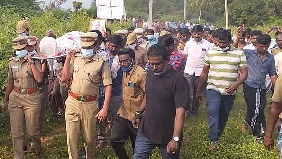 விபத்தில் உயிரிழந்த காவலர்.. உடலைச் சுமந்து சென்று அடக்கம் செய்த போலிஸ் உயரதிகாரிகள்: நெகிழ்ச்சி சம்பவம்!