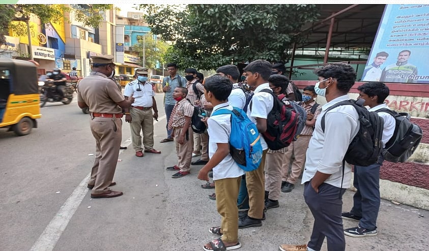 பேருந்து படிக்கட்டில் பயணிக்கும் மாணவர்கள்.. தொடர் விழிப்புணர்வில் டிராஃபிக் போலிஸார்.. குவியும் பாராட்டு