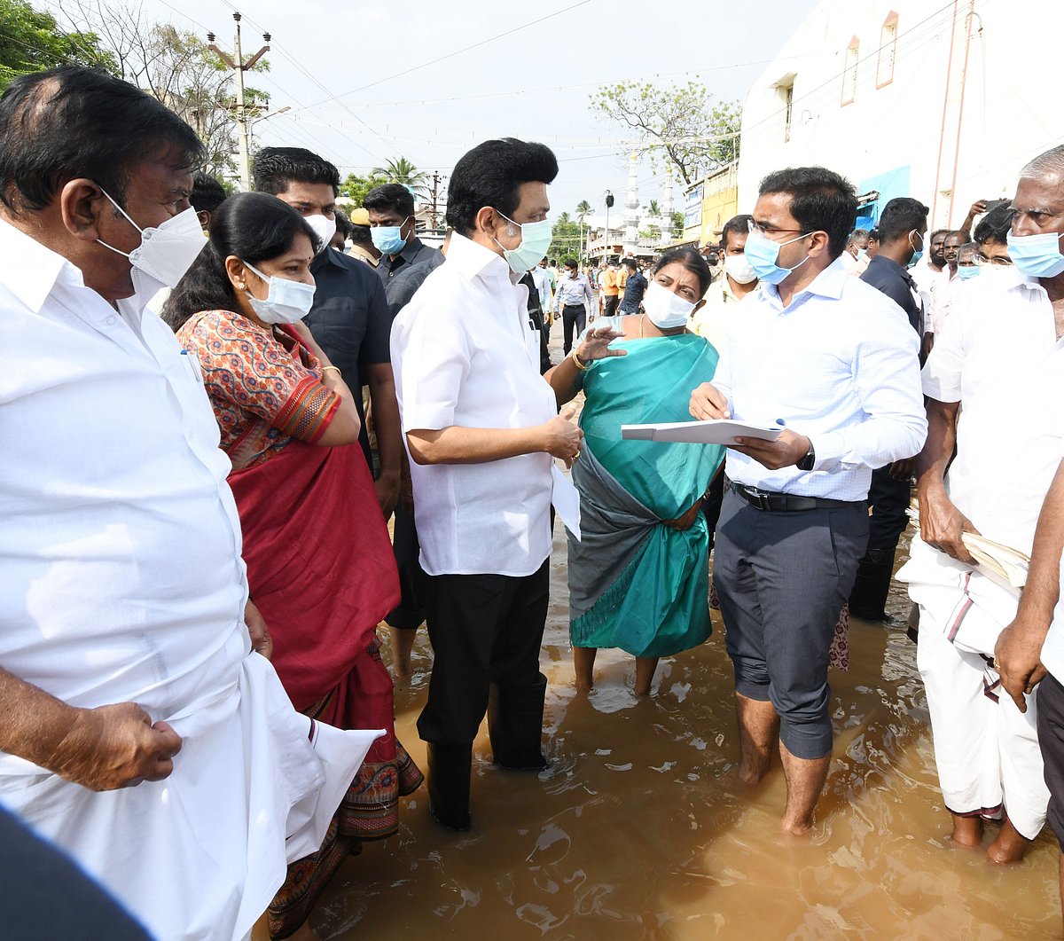 தூத்துக்குடியில் அதிரடி ஆய்வில் இறங்கிய முதலமைச்சர்.. மழை பாதிப்பு குறித்து அதிகாரிகளுடன் முக்கிய ஆலோசனை!