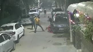 பெண் மீது மர்ம கும்பல் கொடூரமாகத் தாக்குதல்.. வெளியான  CCTV காட்சி: டெல்லியில் நடந்த பயங்கரம்!