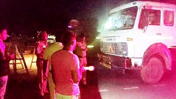 கண்டெய்னர் லாரியில் சிக்கி 5 கி.மீ இழுத்துச் செல்லப்பட்ட இளைஞர். நள்ளிரவில் நடந்த கோரச் சம்பவம்!