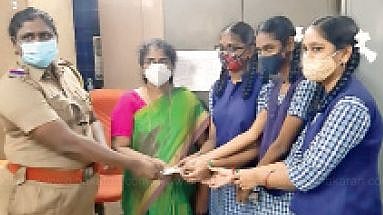 சாலையில் கிடந்த ரூ. 10 ஆயிரம்... போலிஸில் ஒப்படைத்த பள்ளி மாணவிகள்: குவியும் பாராட்டு!