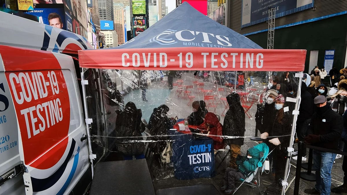 பிரிட்டனில் ஒரேநாளில் 12,000 பேருக்கு ஒமைக்ரான்.. பீதியில் மக்கள் : ஊரடங்கிற்கு தயாராகும் உலக நாடுகள் !