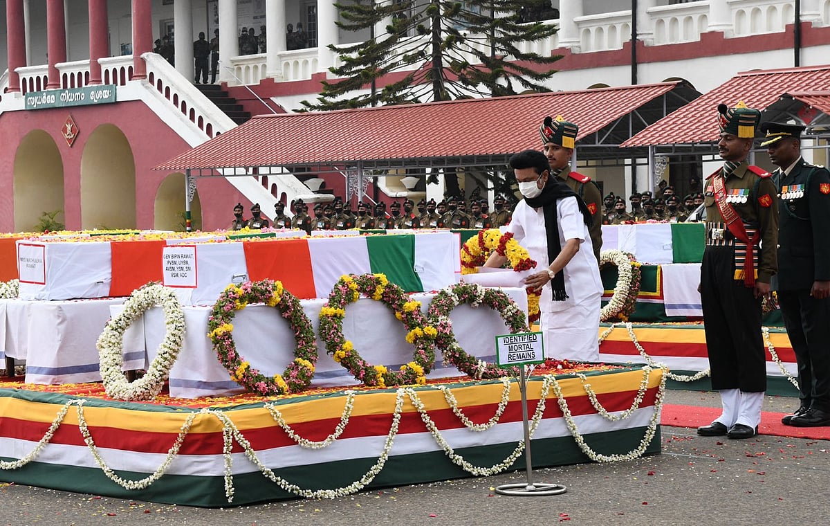 முப்படை தலைமைத் தளபதி பிபின் ராவத் உடலுக்கு முதலமைச்சர் மு.க.ஸ்டாலின் நேரில் அஞ்சலி!