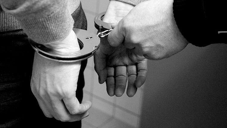 தந்தையைக் கொன்றுவிட்டு போலிஸாரிடம் நாடகமாடிய மகன்... சிகிச்சை பெற்ற தாய் வாக்குமூலத்தால் அம்பலமான உண்மை!