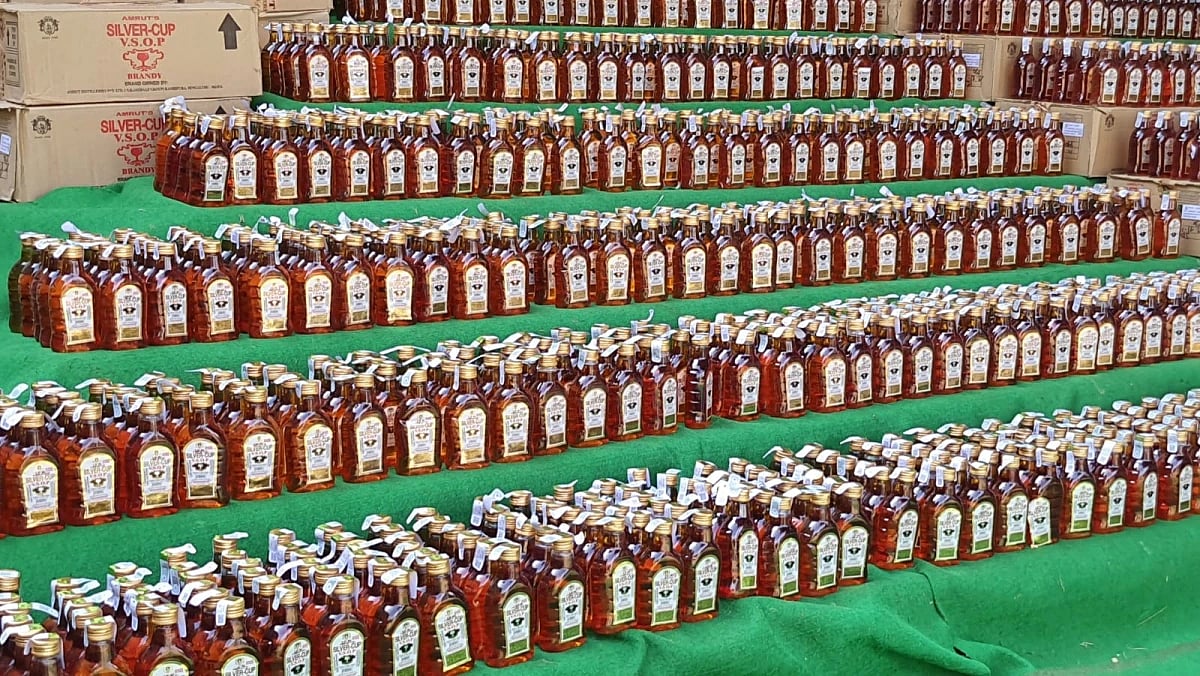 பால் வேனில் வைத்து மதுபானம் கடத்தல்; போலிஸை கண்டதும் ஓட்டம் பிடித்த கடத்தல்காரர்கள் - சித்தூரில் பரபரப்பு