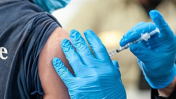 “இது நம்ம லிஸ்ட்லயே இல்லயே..?” : போலி கையில் தடுப்பூசி செலுத்தி சான்றிதழ் பெற முயன்ற நபரால் அதிர்ச்சி!