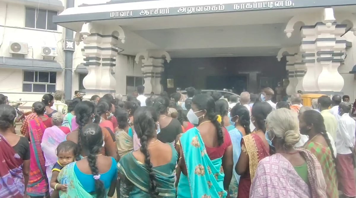 கோவில் நிலத்தை அபகரிக்க முயற்சி.. அதிமுக நிர்வாகி மீது நடவடிக்கை எடுக்க கலெக்டரிடம் முறையிட்ட ஊர் மக்கள்!