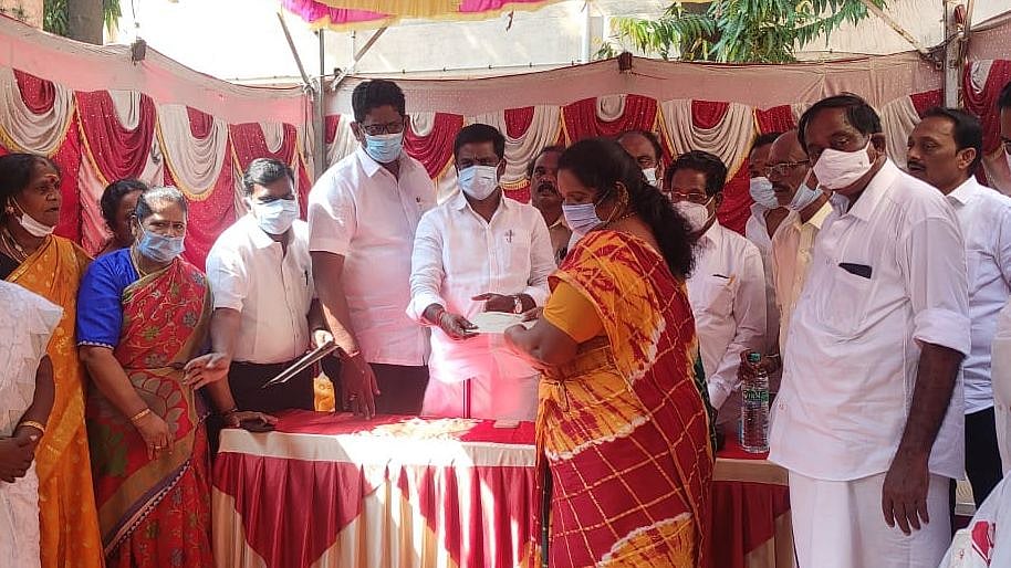 வீடற்று சாலையோரம் வசித்த மக்களுக்கு வீடுகள்... உறுதியளித்தபடி வழங்கிய தி.மு.க MLA - நெகிழ்ந்த மக்கள்!