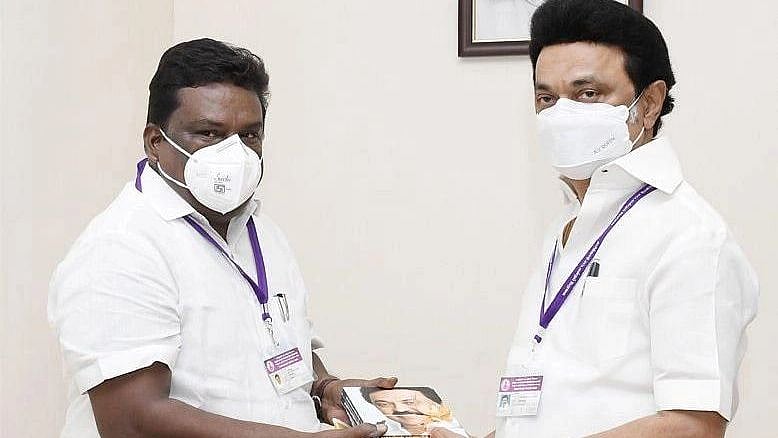 “அம்மையும் அப்பனுமாய் நம் முதல்வர்” : அமைச்சர் சிவசங்கர் சமூக வலைத்தளத்தில் நெகிழ்ச்சி பதிவு !